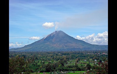 1200px-Sinabung-Gundaling-20100913.JPG